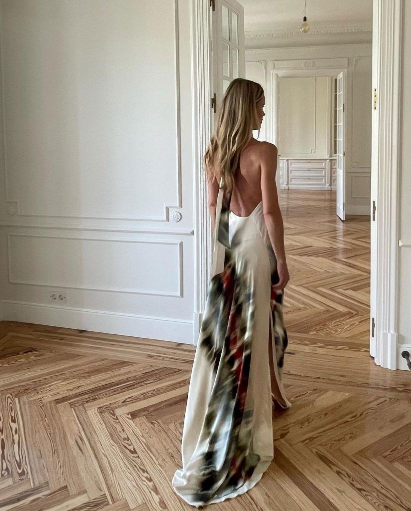 Helene Svedin con un vestido satinado