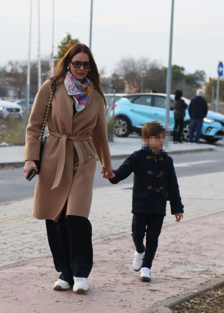 Eva González con su hijo por la calle