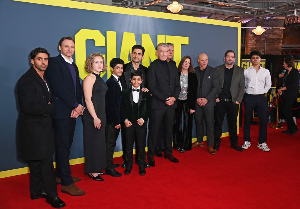 Pierce Brosnan con el equipo de la película 'Giant', el pasado 7 de enero en Londres
