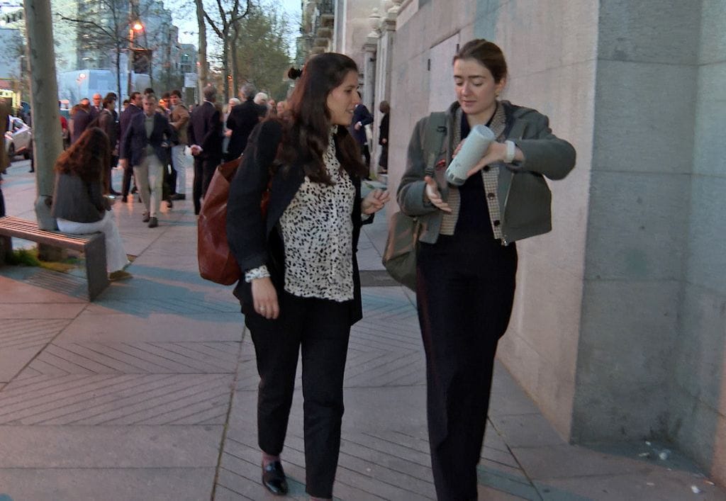 Teresa Urquijo a la salida de un funeral (abril 2025)