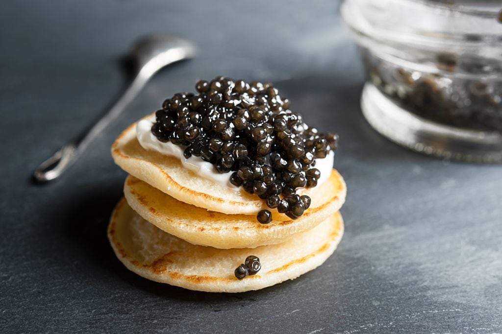 Blinis con caviar y nata agria
