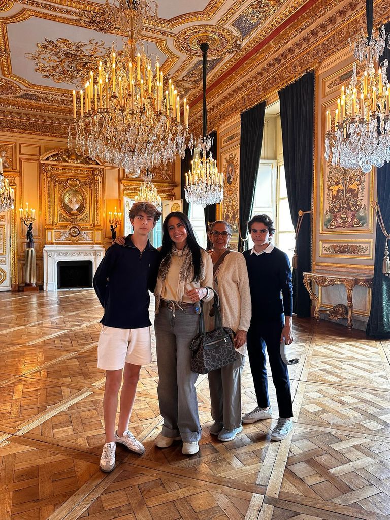 Paola Rojas y sus hijos de paseo por Francia