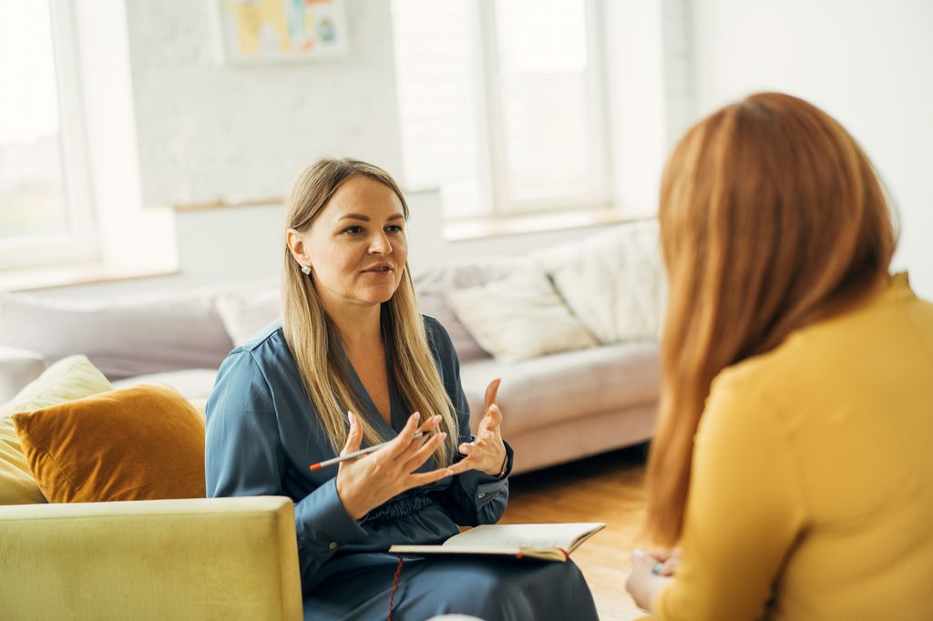 Mujer joven en consulta psicológica