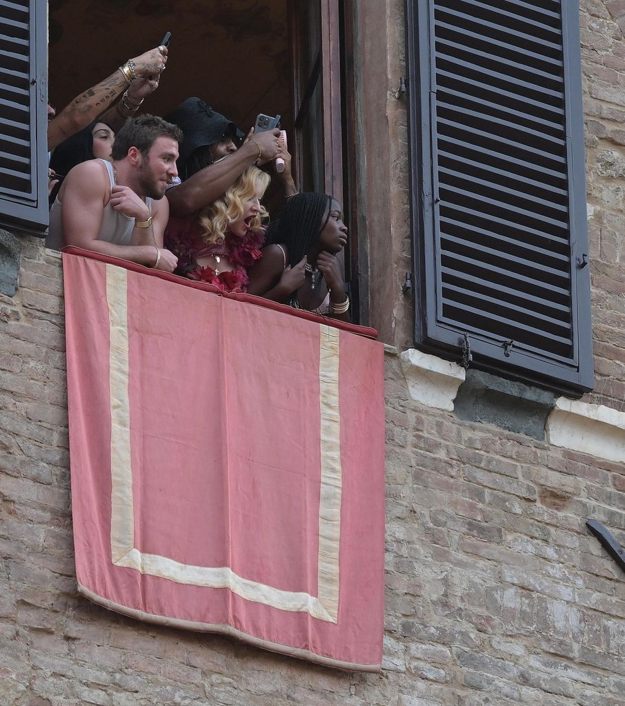 Madonna con sus hijos Rocco, Lourdes y los mellizas Stella y Estere en las carreras de caballos Palio de Siena