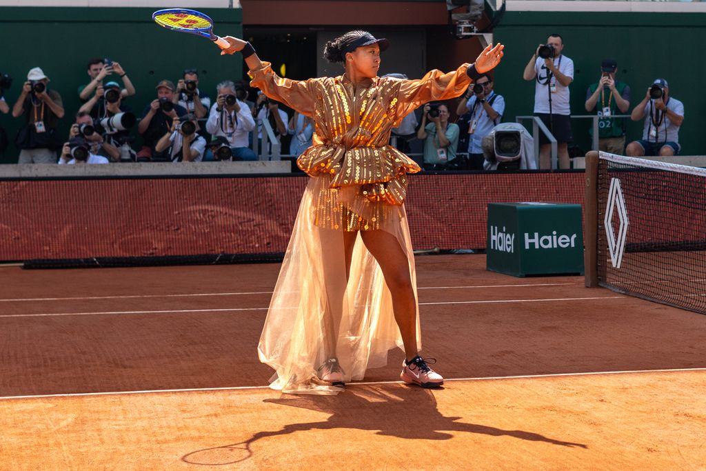La japonesa llega a la pista luciendo su última equipación para su partido contra la estadounidense Iva Jovic en la pista Suzanne Lenglen, durante la tercera ronda del torneo individual del Abierto de Francia de tenis 2026 en Roland Garros, el 30 de mayo de 2026, en París.