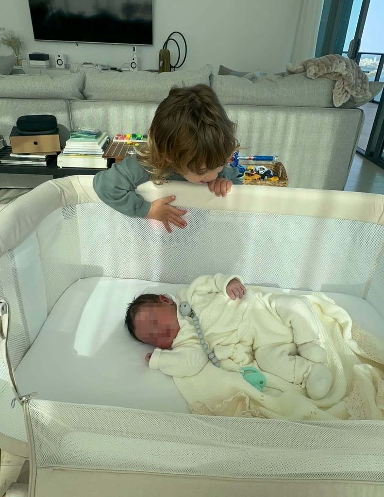 Cyan con su hermano pequeño