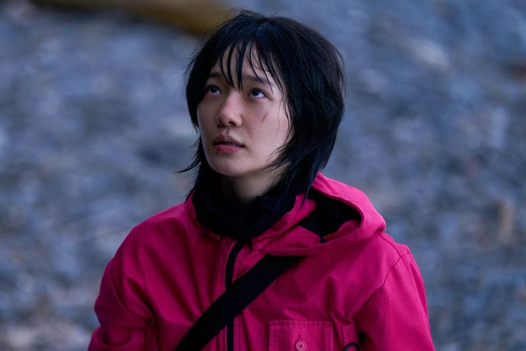 Kang No-eul (Park Gyu-young), la guardia de los juegos, parece estar inquieta ante algo de lo que va a suceder en esta tercera temporada