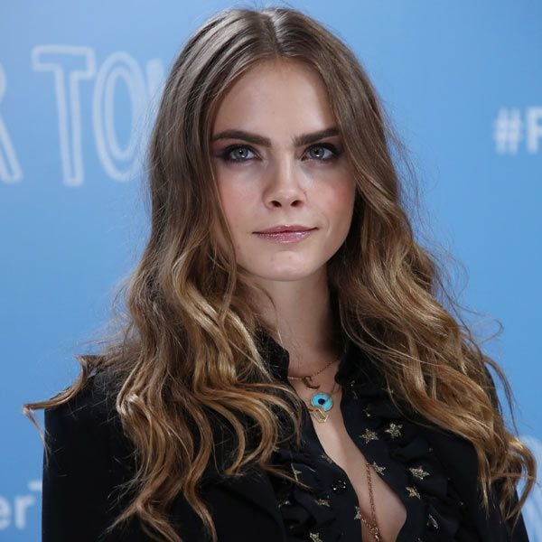 Cara Delevingne, con la melena suelta luciendo un favorecedor tono miel.
