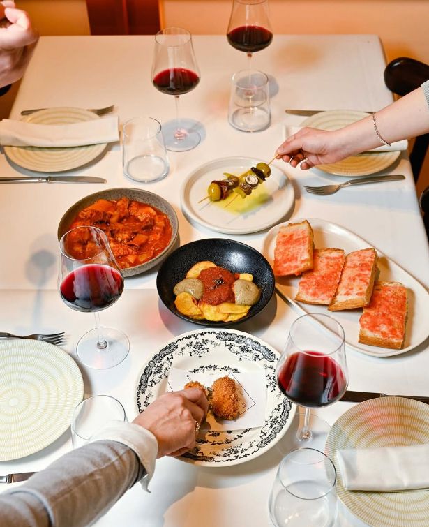 Croquetas, patatas bravas, Pa amb Tomaquet... algunos de los entrantes en la carta de La Bonaigua.