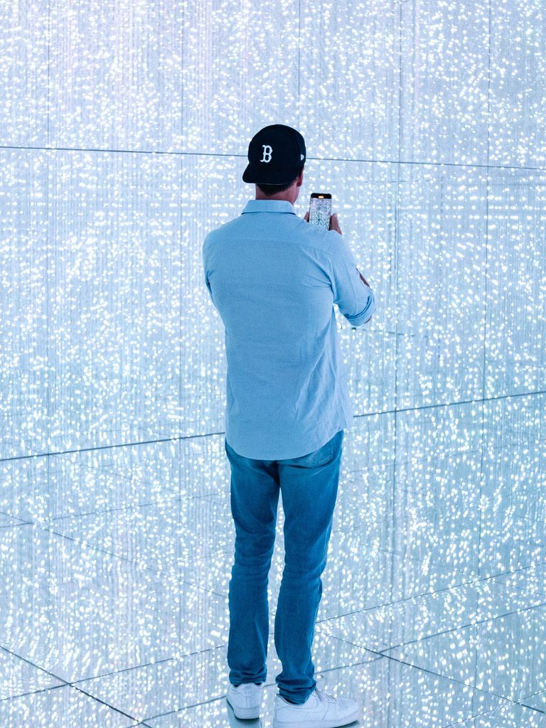 Tom, Benjamin y Vivian recorrieron las calles, visitaron algunas tiendas, así como el moderno museo teamLab Planets TOKIO DMM.