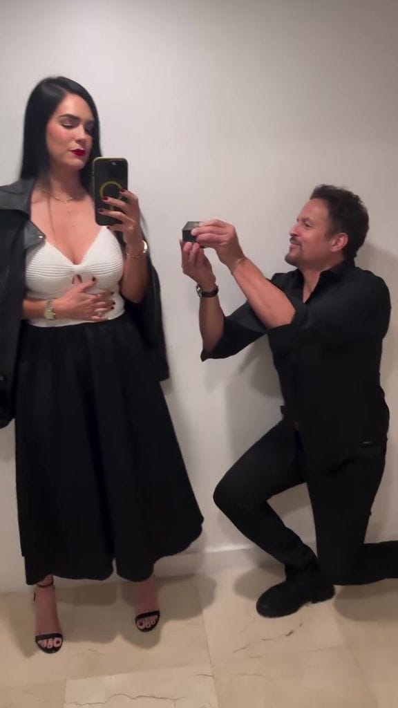 Yul Bürkle le pidió matrimonio a Scarlet Ortiz mientras se alistaban para su cena de aniversario.