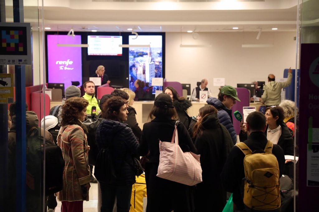 Viajeros afectados en la estación de Málaga María Zambrano por la cancelación de trayectos de tren debido al accidente en Córdoba 