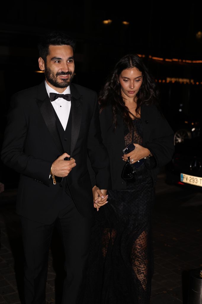 El jugador alemán de origen turco, con su mujer Sara Arfaoui en una imagen de archivo