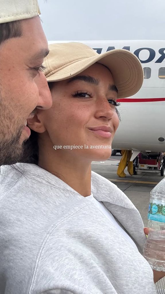 Ale Capetillo y Nader Shoueiry se dejaron ver desde el aeropuerto a punto de abordar su avión