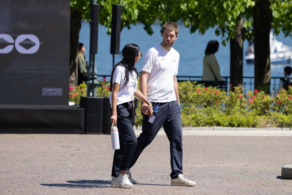 Juan Urdangarin y Sophia Khan paseando junto al lado de Como, en Cernobbio