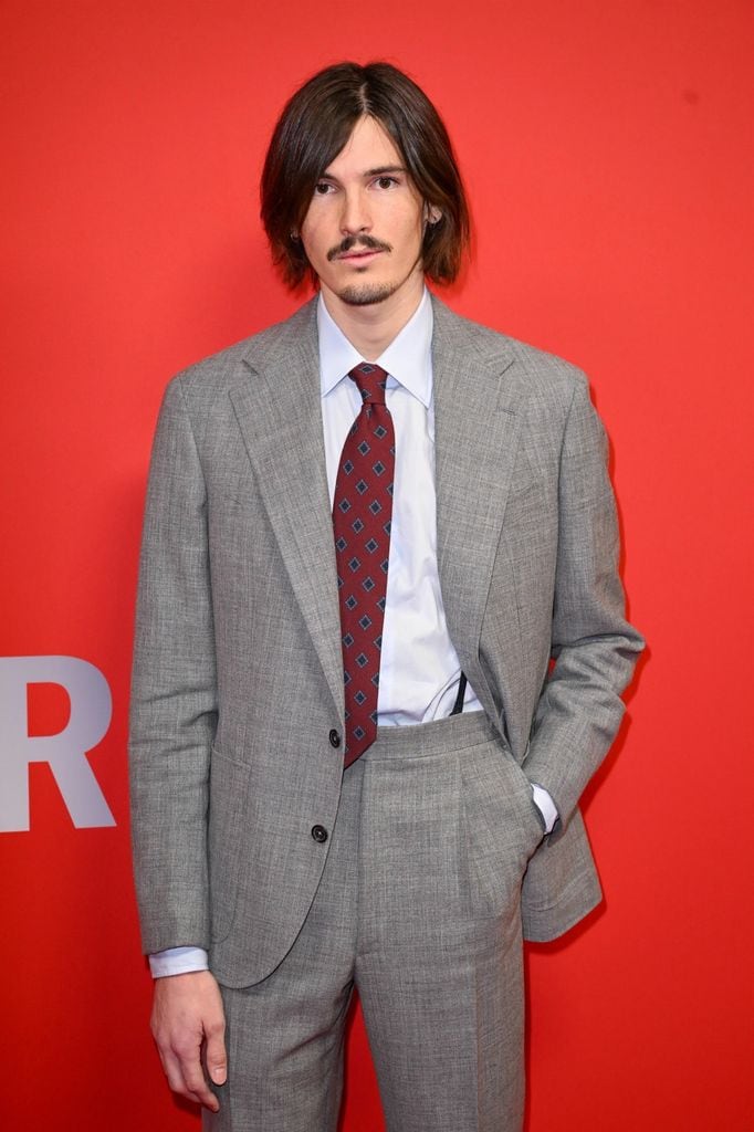 Dylan Brosnan se ha dejado bigote y perilla, además de su característico pelo largo