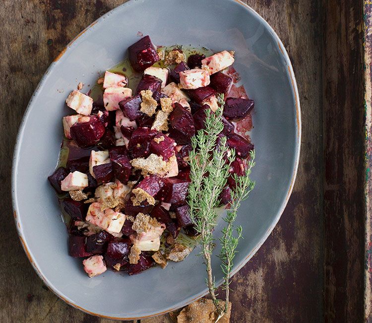ensalada-de-remolacha-con-queso-feta-vinagreta-de-miel-y-un-toque-crujiente