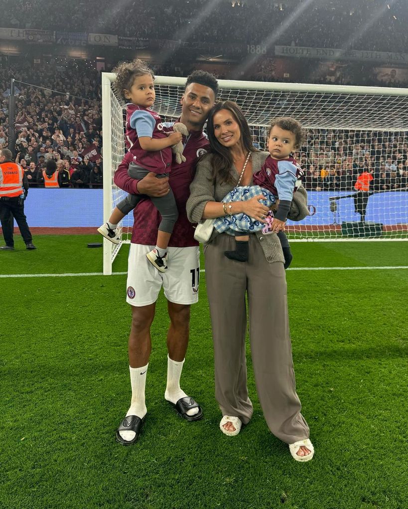 Ollie Watkins y Ellie Alderson con sus dos hijosOllie Watkins y Ellie Alderson con sus dos hijos, mayo 2024
