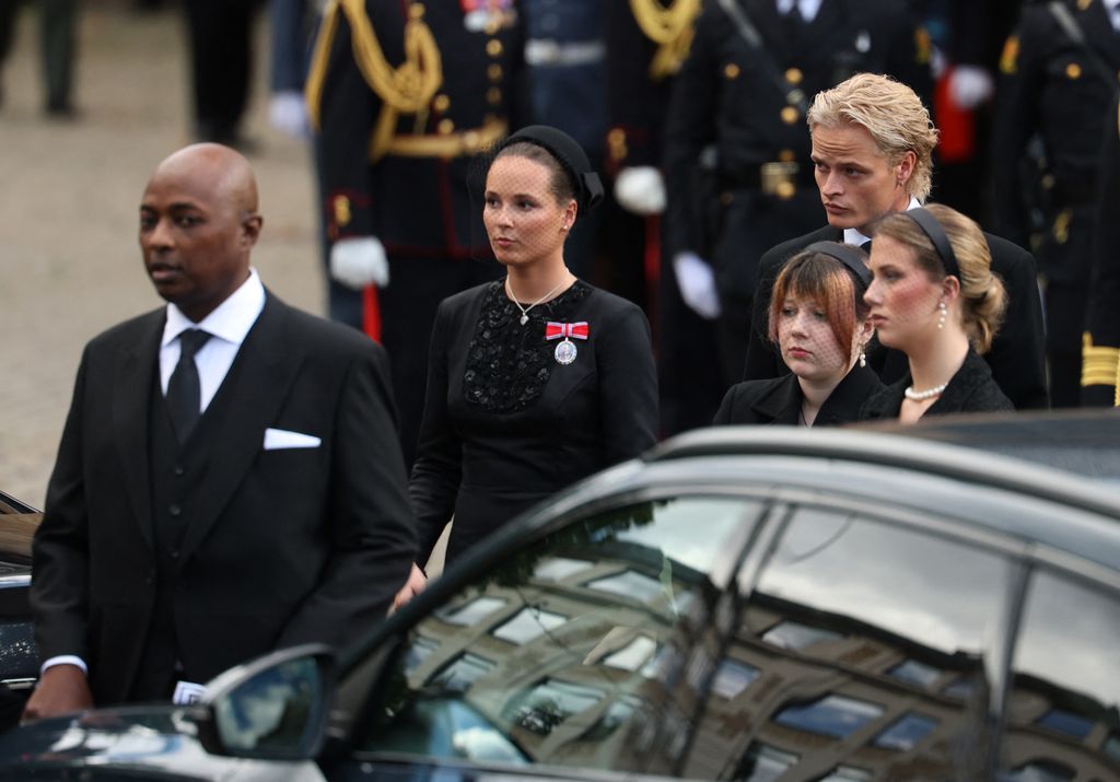Marius Borg junto a la princesa heredera Ingrid Alexandra, Durek Verrett, Maud Angelica Behn y Leah Isadora Behn en la Catedral de Oslo.