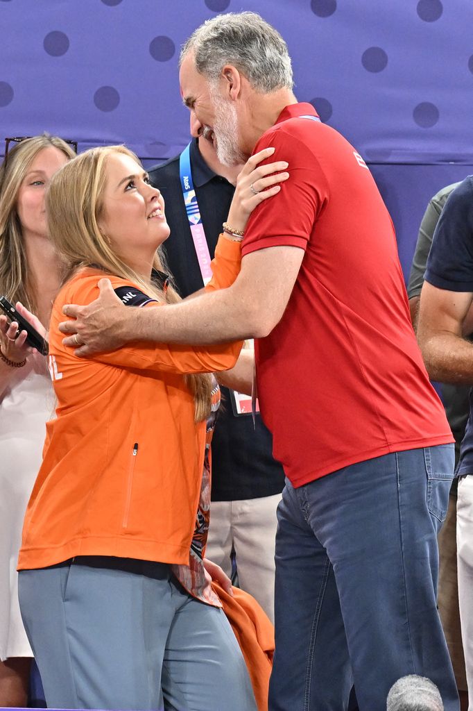 Plano medio de Amalia de Holanda saludando al rey Felipe VI en un partido de baloncesto