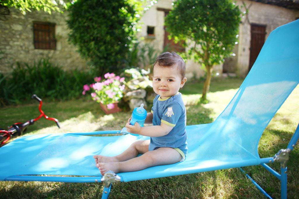 Bebé a la sombra y con agua en verano