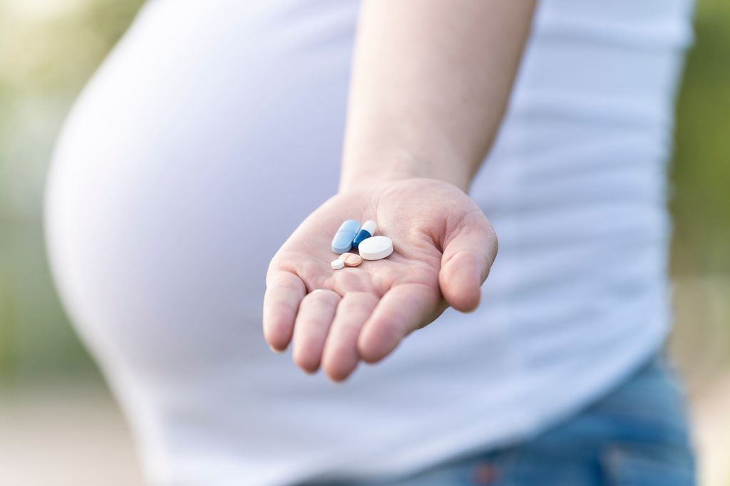 Mujer embarazada con suplementos de yodo para problema de tiroides