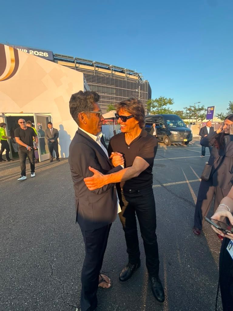 Tom Cruise con Jorge Campos en las afueras del MetLife Stadium en Nueva York, en la final del Mundial 2026.