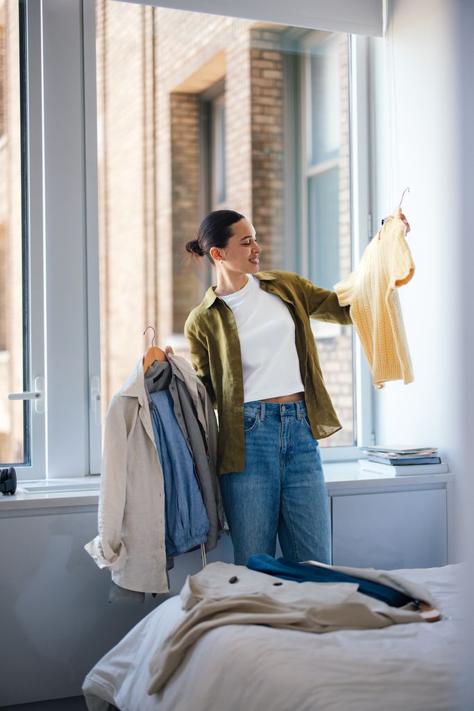 chica mirando la ropa