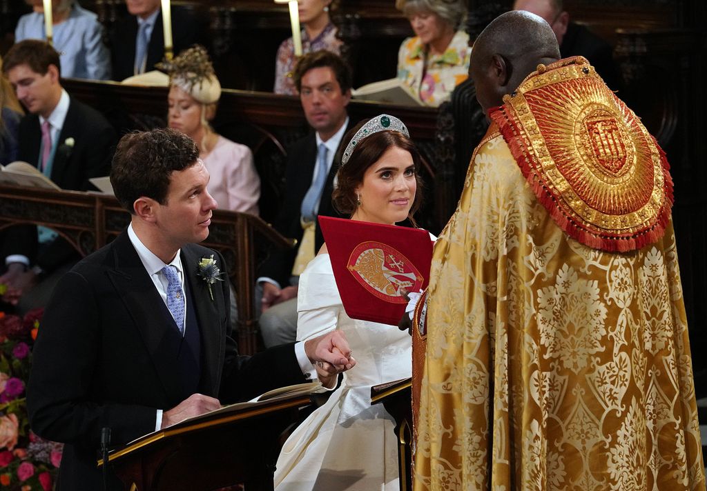 Eugenia de York y Jack Brooksbank en el altar durante su boda 