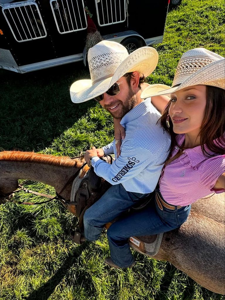 Fuentes cercanas a la modelo han revelado que se ha mantenido enfocada en el trabajo para distraerse de la ruptura. 