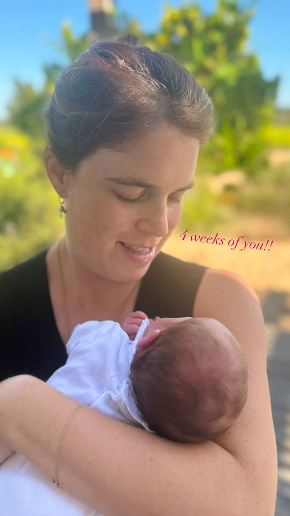 La princesa Eugenia está feliz con su hija en brazos