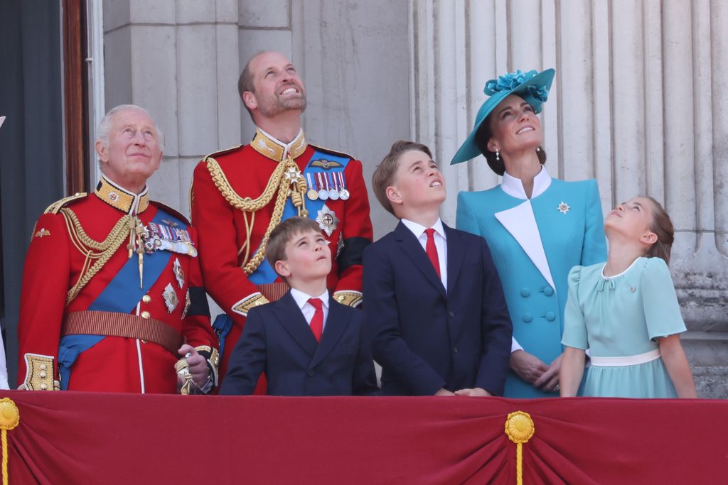 El rey Carlos III junto a sus nietos, George, Louis y Charlotte, en 2025