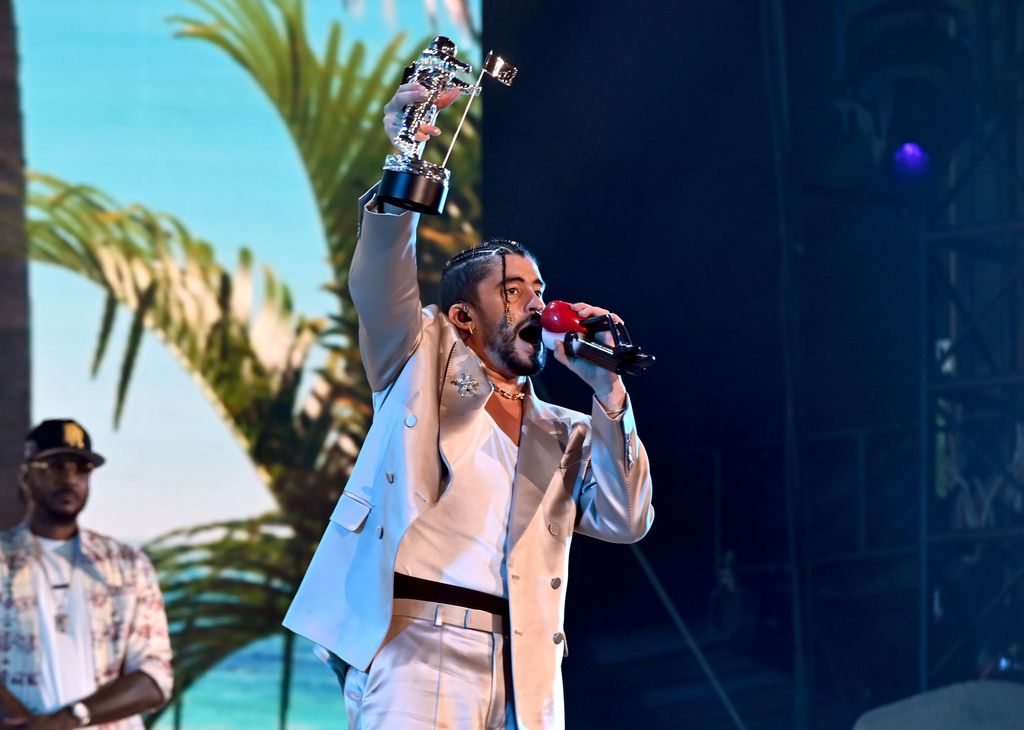 Bad Bunny hizo historia en 2022 al ser el primer artista de habla no inglesa en recibir el premio Artista del Año