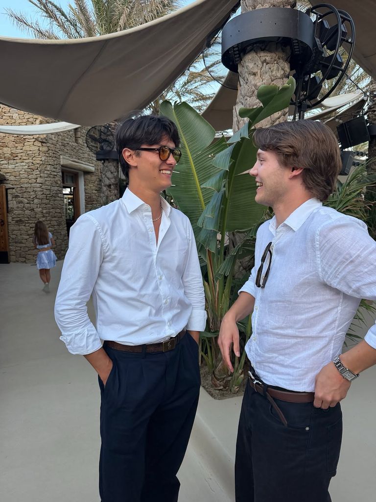 Los hermanos durante la escapada a Grecia.