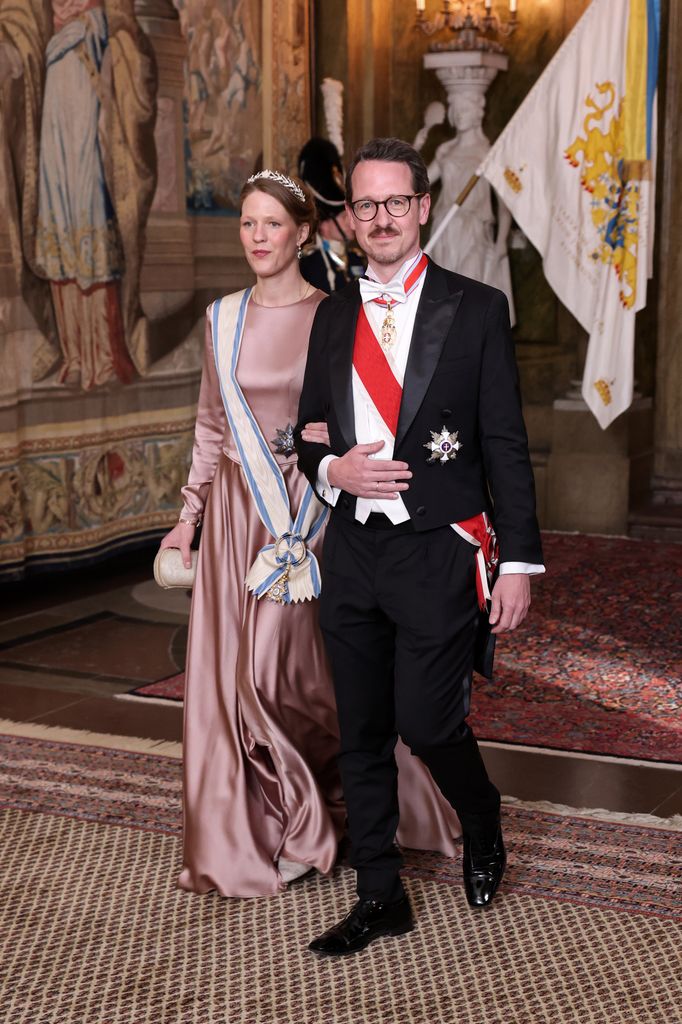 Los príncipes herederos de Serbia llegando al Palacio Real de Estocolmo