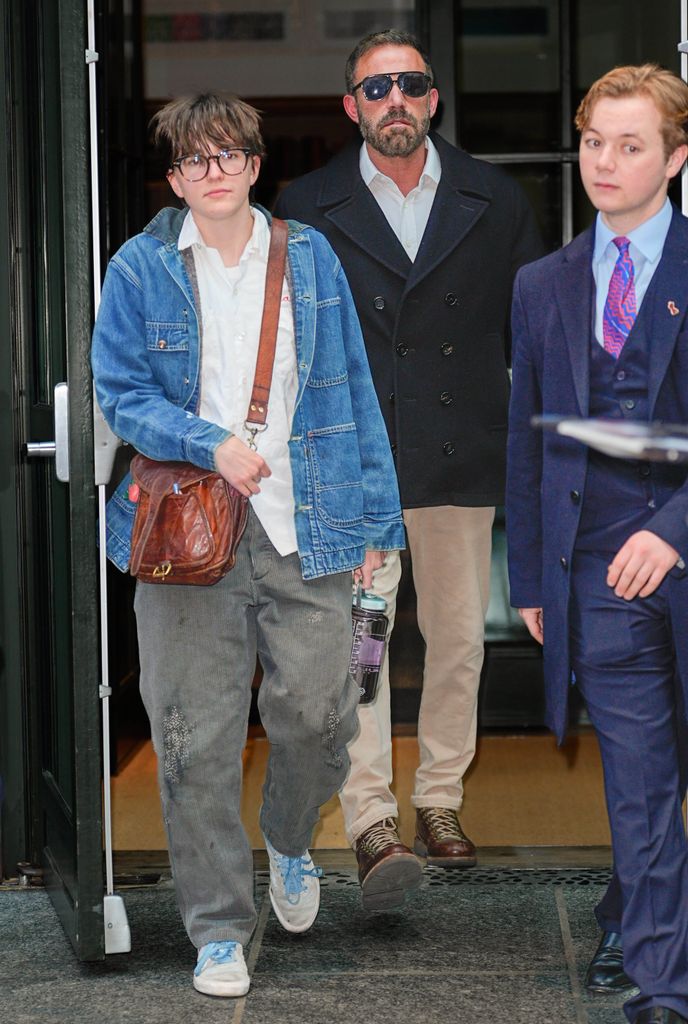 Fin Affleck con su padre Ben Affleck paseando por Nueva York el 26 de marzo de 2026