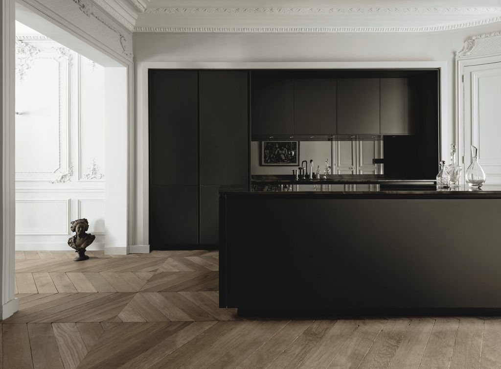 Cocina con muebles de color negro