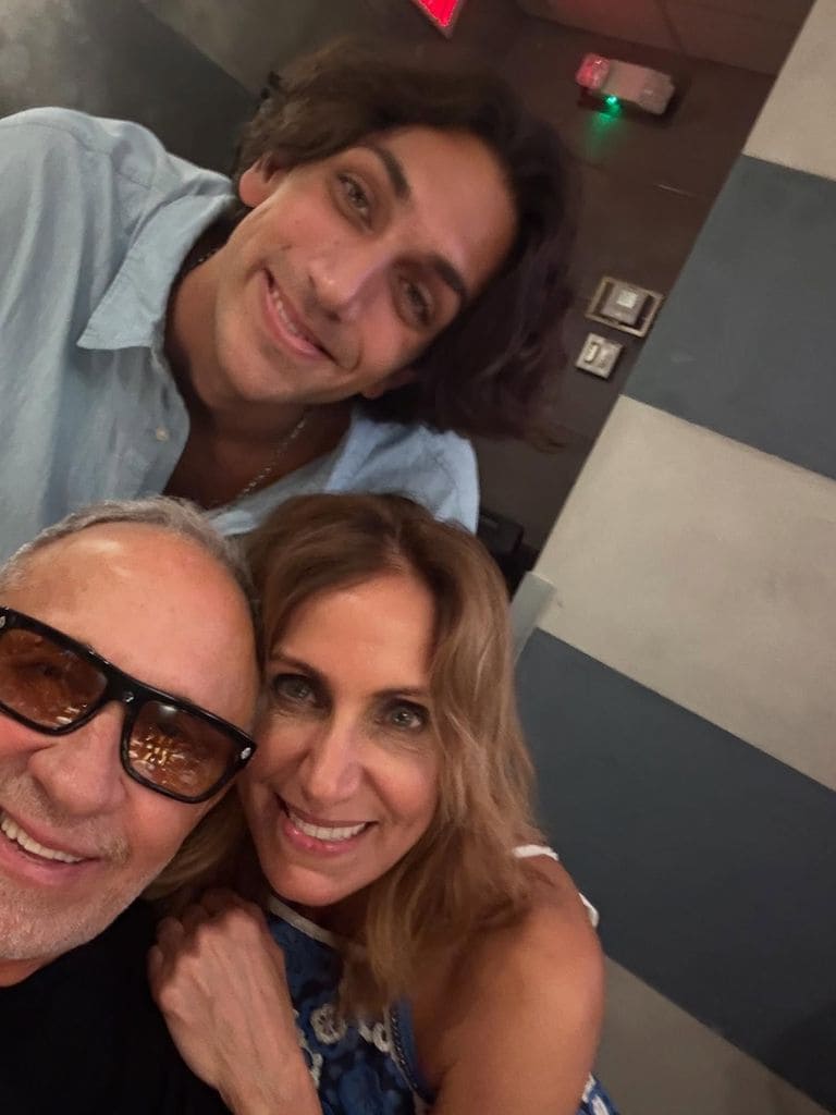 Lili Estefan con su hijo Lorenzo Luaces y su tío Emilio Estefan.