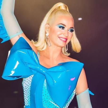 Katy Perry con maquillaje azul y fucsia
