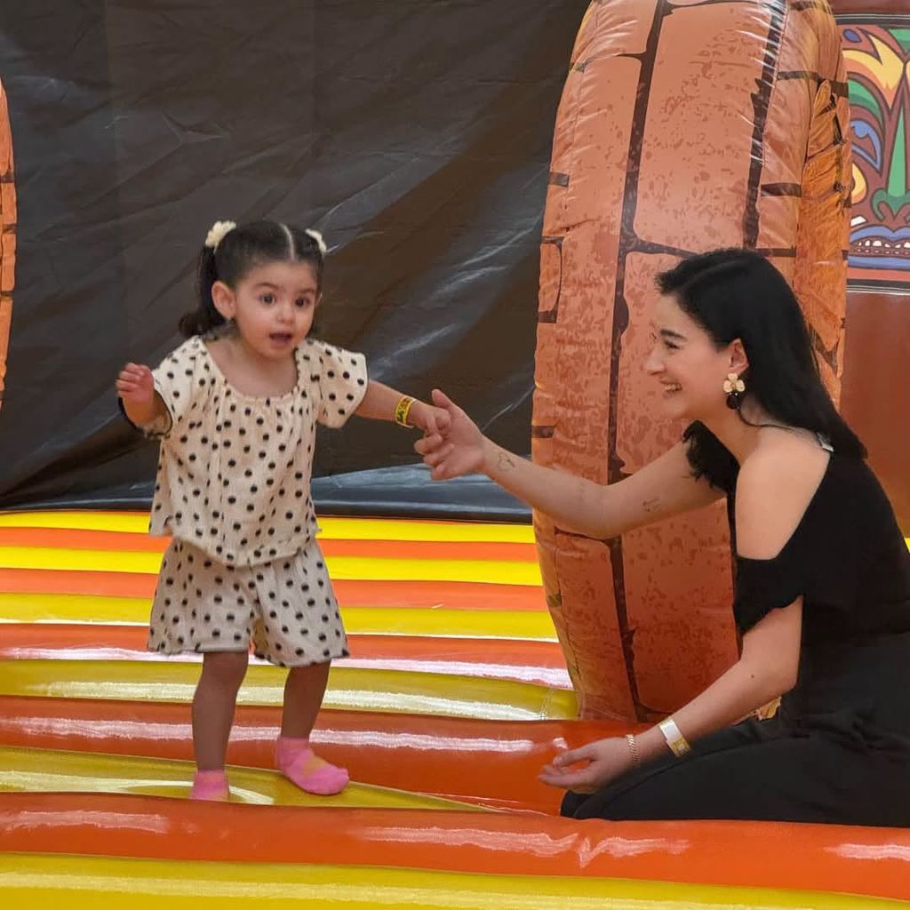 Paola Dalay compartió esta linda foto junto a su hija Tessa durante una salida a un patio de juegos.