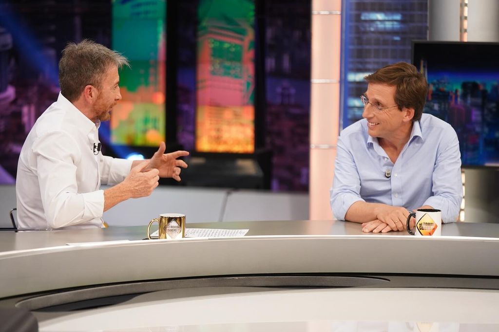 Plano medio de José Luis Martínez-Almeida en El Hormiguero con Pablo Motos