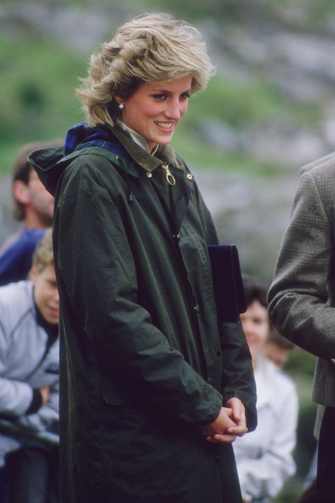Lady Di, con una chaqueta Barbour durante su visita a Castlebay , 1985.