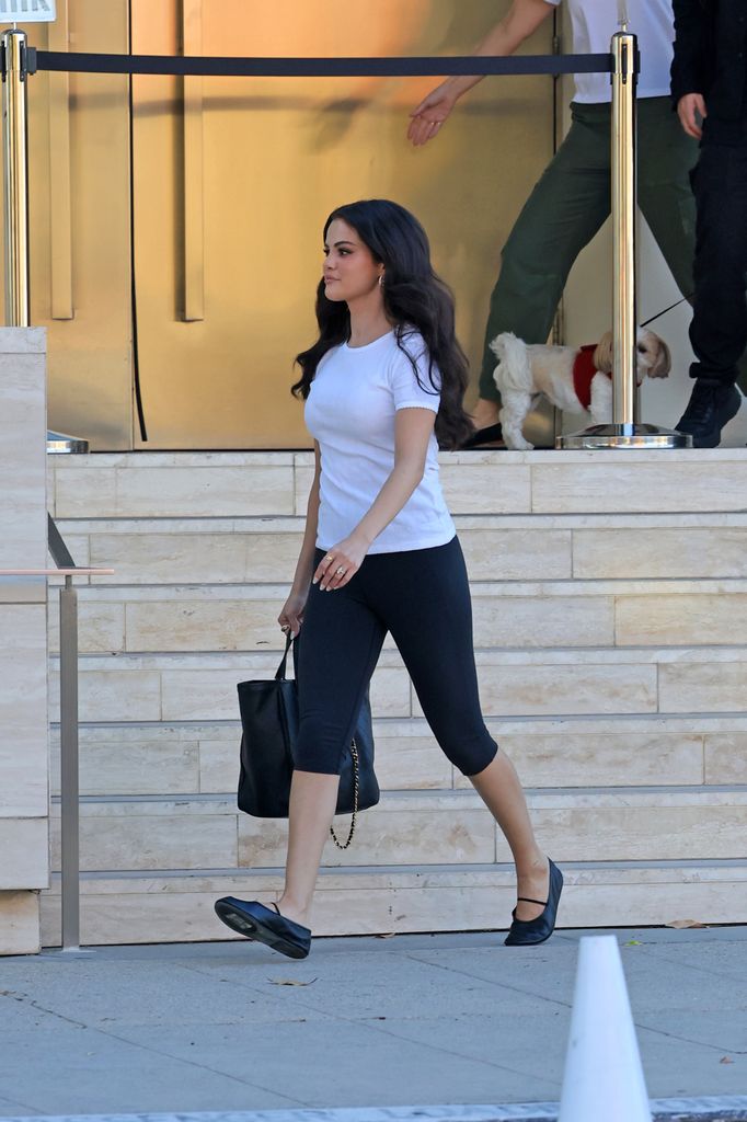 'Leggings' capri con una clásica camisa blanca.