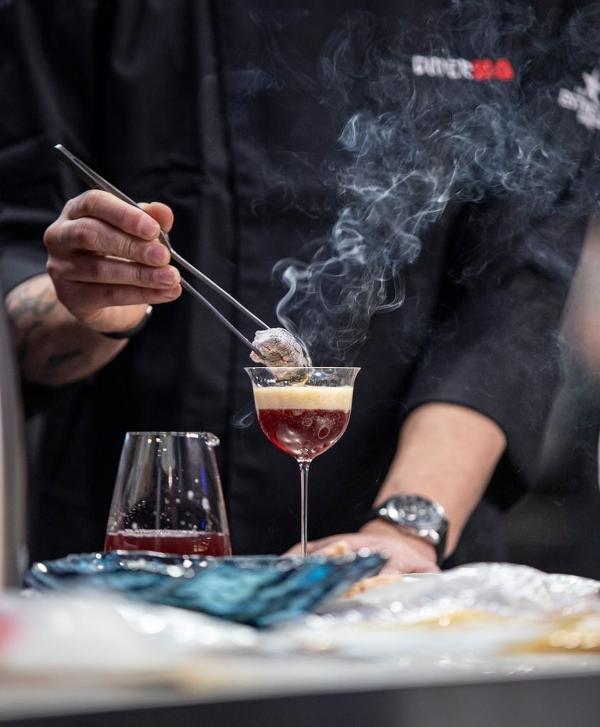 Emplatando uno de los cócteles de 'Metamorfosis' del equipo de Diverxo.