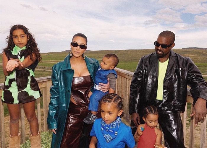 Kim Kardashian y Kanye West con sus hijos