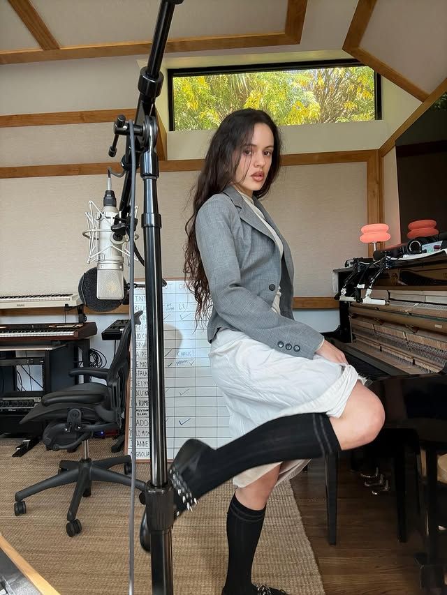 Rosalía trabajando en el estudio