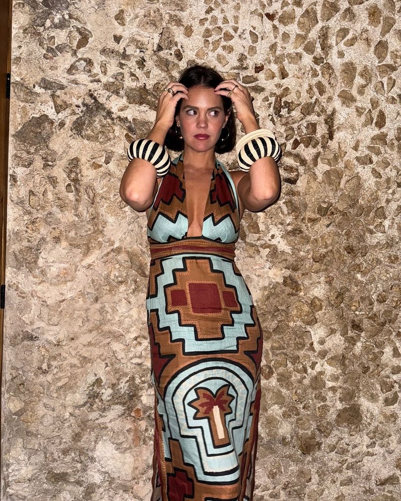 Isabelle Junot en México con vestido estampado de Johanna Ortiz