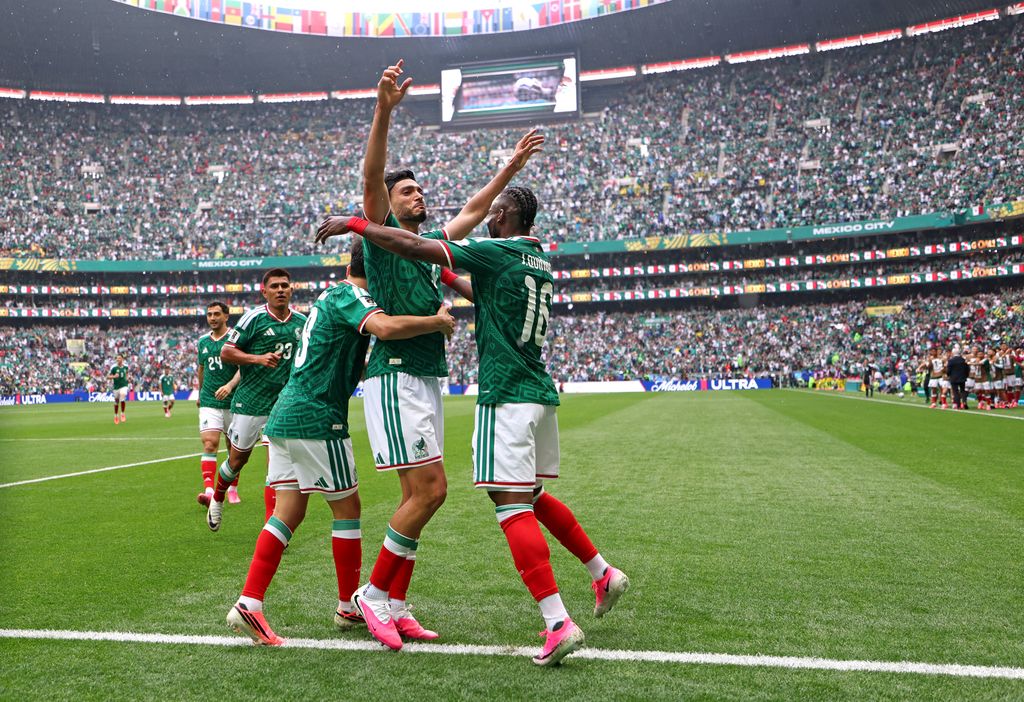 Raúl Jiménez fue cobijado por el cariño de sus compañeros.