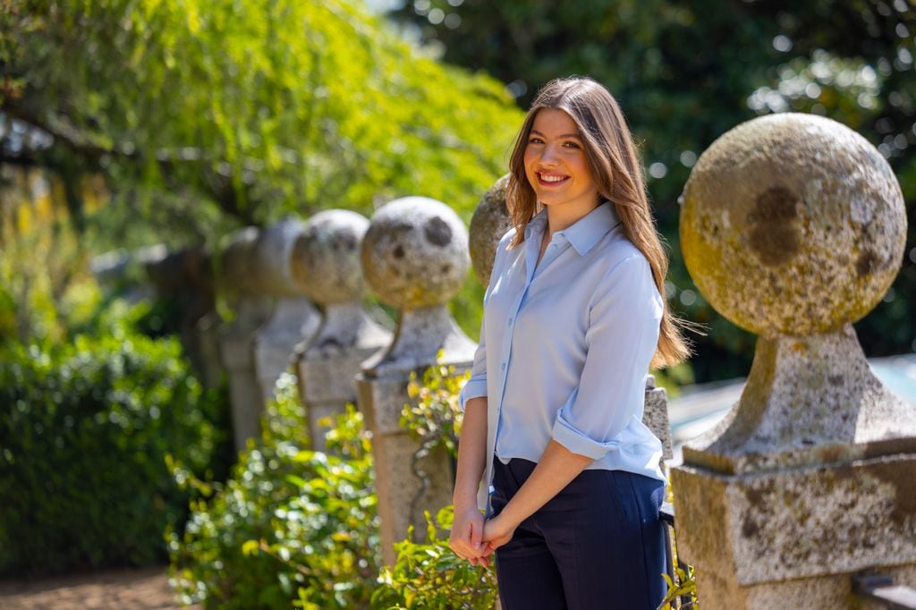 Para la ocasión, la infanta Sofía lució una camisa azul claro y pantalones azul marino 