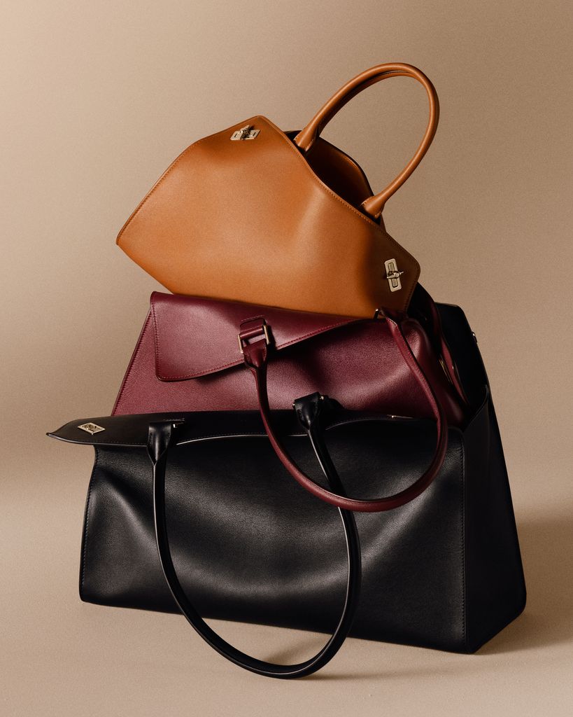 El bolso Clash de Cartier está disponible en tres colores: negro, caramelo y en el icónico burdeos de la Maison. 